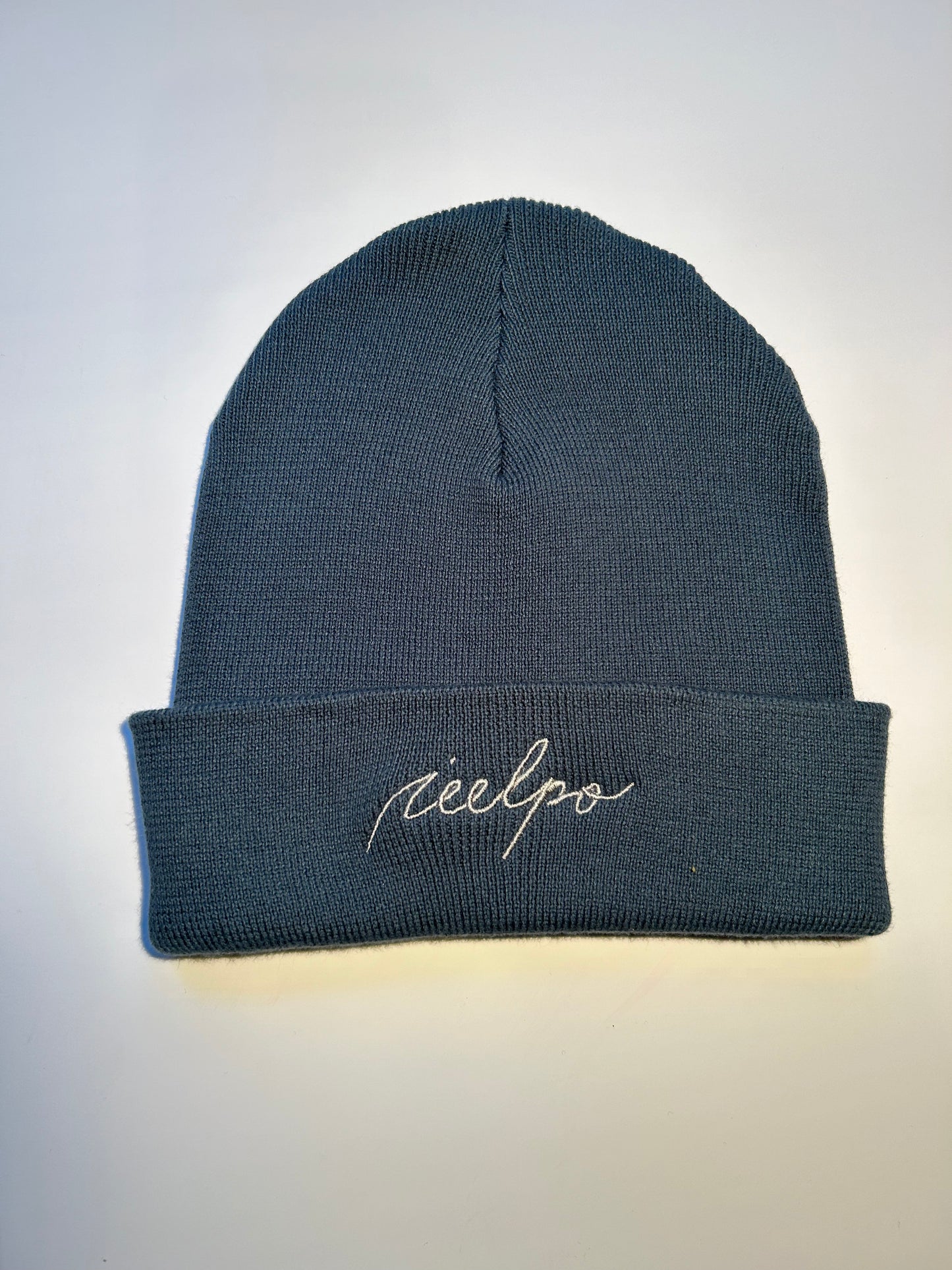 Cepure "Ieelpo" – tumši zila ar gaišu izšuvumu